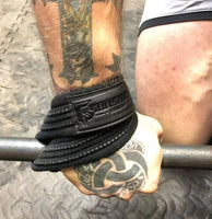 Lifting Straps vs Chalk: What’s Best For You? - Gunsmith Fitness